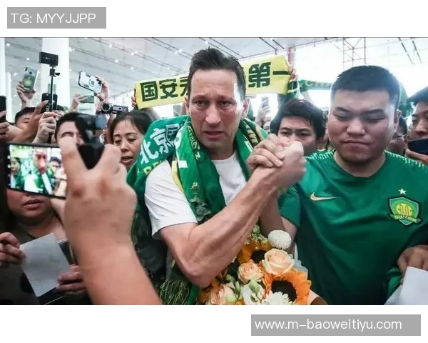 国安球迷齐聚苏州火车站歌声响彻助威气氛热烈 国安球迷齐聚苏州火车站歌声响彻助威气氛热烈