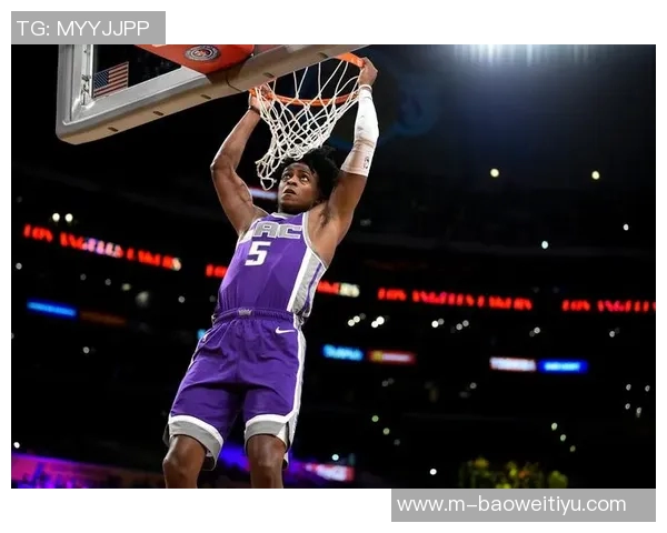 福克斯半场表现出色10投4中三分2中4贡献12分5助助力球队争胜 福克斯半场表现出色10投4中三分2中4贡献12分5助助力球队争胜