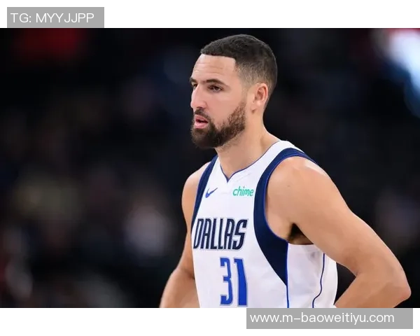 克莱汤普森生涯达成17000分里程碑临时总经理芬利亲自赠送比赛用球 克莱汤普森生涯达成17000分里程碑临时总经理芬利亲自赠送比赛用球